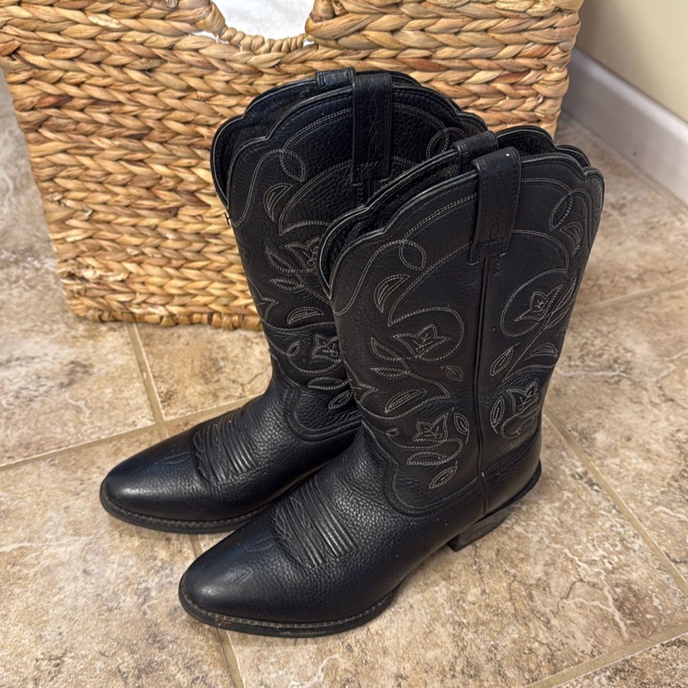Ariat cowboy boots.  Style 10001037